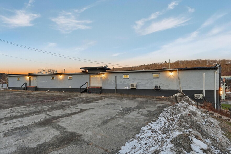 2 Chapel St, Honesdale, PA for lease - Primary Photo - Image 1 of 33