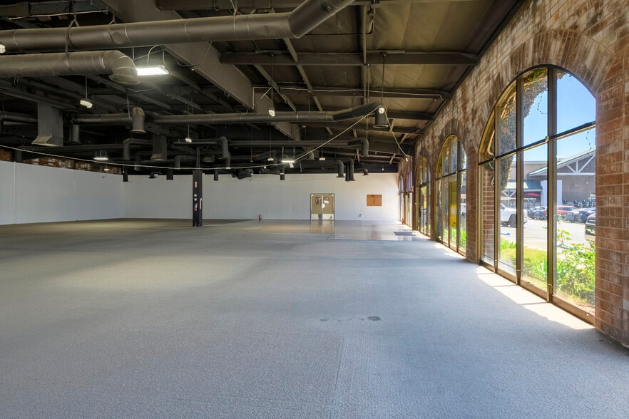 2012 S Bundy Dr, Los Angeles, CA for lease - Building Photo - Image 2 of 9