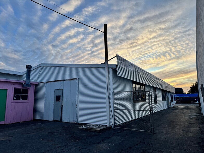 1984 Placentia Ave, Costa Mesa, CA à vendre - Photo du bâtiment - Image 2 de 15