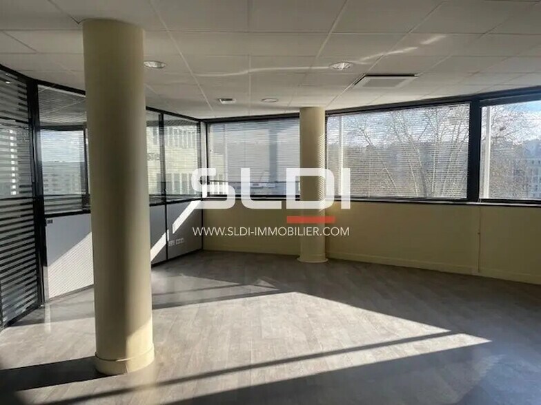120 Rue De Saint-Cyr, Lyon à vendre - Photo du bâtiment - Image 2 de 14