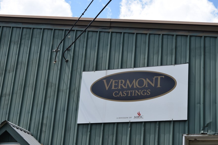 62 Vermont Castings Way, Bethel, VT à vendre - Photo du bâtiment - Image 2 de 10