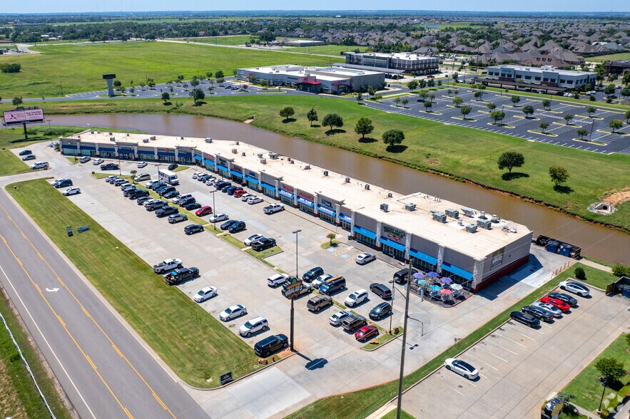 2713-2745 S I-35 Service Rd, Moore, OK à louer - Photo du bâtiment - Image 2 de 6