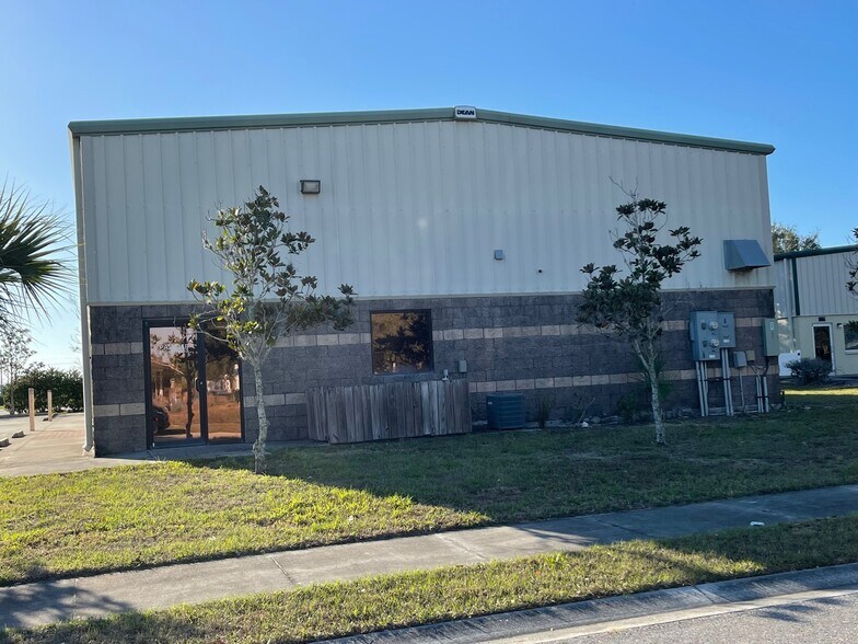 2337-2341 72nd Dr E, Sarasota, FL à louer - Photo du bâtiment - Image 3 de 10
