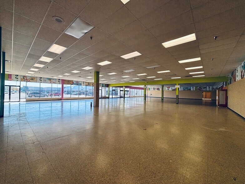 5327 Coldwater Rd, Fort Wayne, IN for lease - Interior Photo - Image 2 of 7