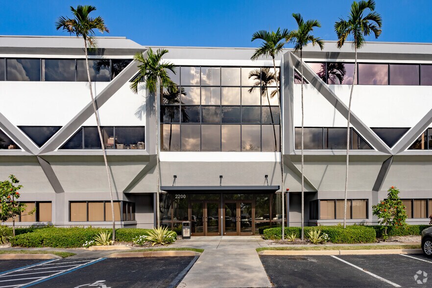 2200 W Commercial Blvd, Fort Lauderdale, FL à vendre - Photo du bâtiment - Image 3 de 5