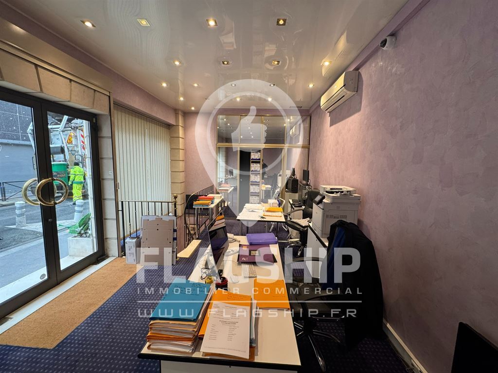 Retail in Paris for lease Interior Photo- Image 1 of 10