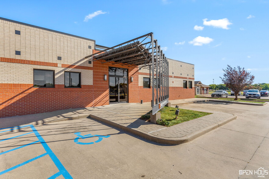 2633 Plaza Pky, Wichita Falls, TX for sale - Building Photo - Image 2 of 42