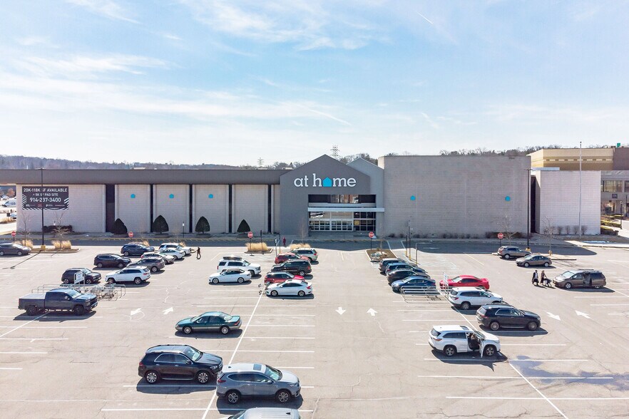 5101-9119 Fashion Dr, Nanuet, NY à louer - Photo du bâtiment - Image 2 de 13