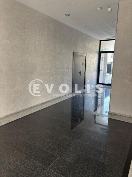 Office in Noisy-le-Grand for lease - Building Photo - Image 3 of 4