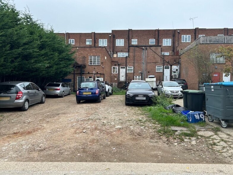 High Rd, Chigwell à louer - Photo du bâtiment - Image 2 de 2