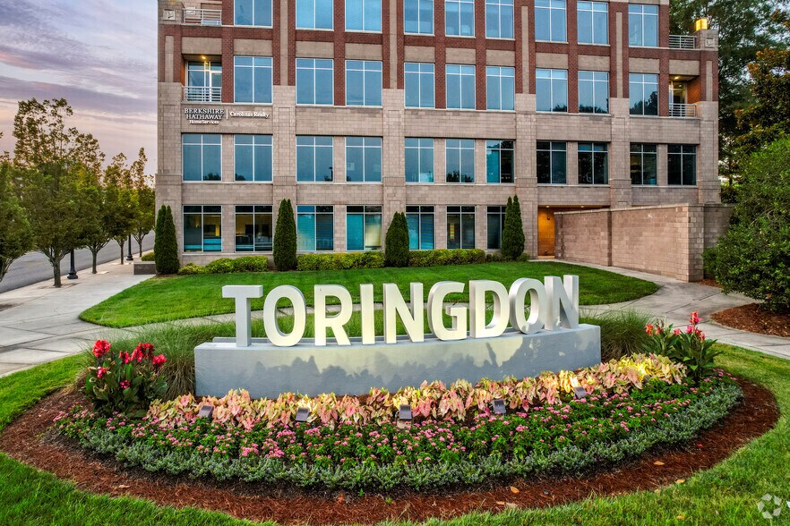 3440 Toringdon Way, Charlotte, NC à louer - Photo du bâtiment - Image 3 de 6