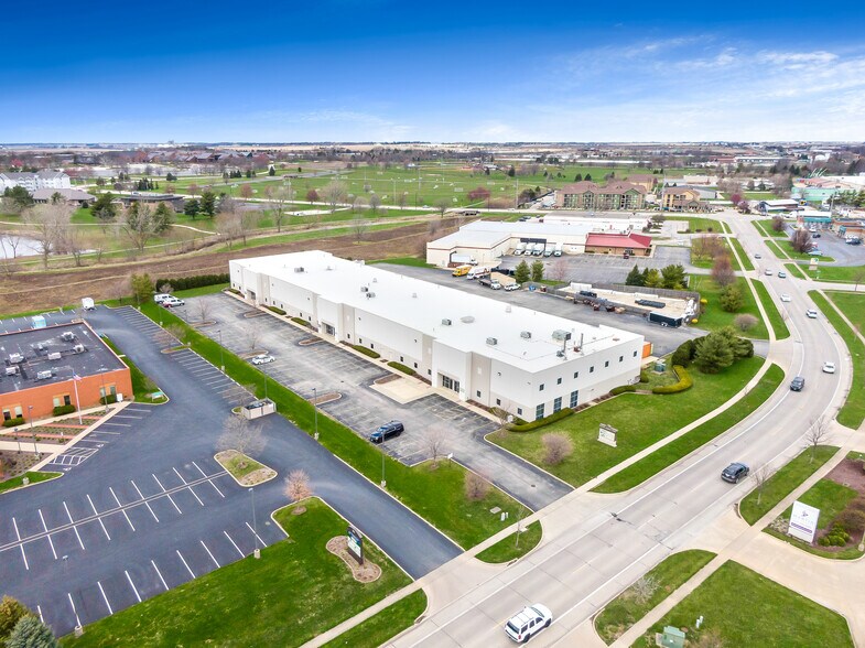 901 N Country Fair Dr, Champaign, IL for sale - Building Photo - Image 3 of 9