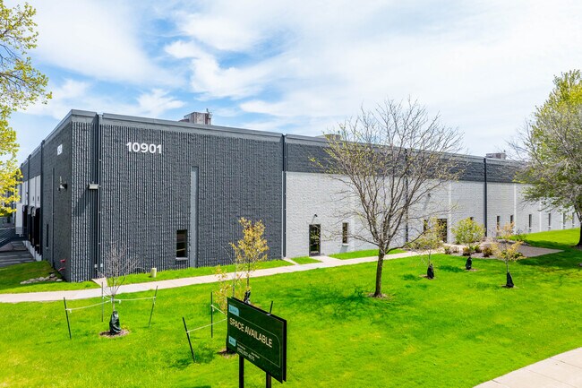 Plus de détails pour 10901 Hampshire Ave S, Bloomington, MN - Industriel à louer