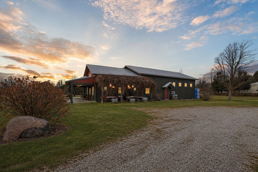 8370 Lakeview Rd, Alanson, MI à vendre - Photo du bâtiment - Image 3 de 65