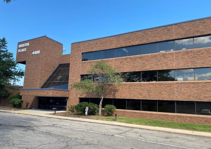 4488 W Bristol Rd, Flint, MI à vendre - Photo du bâtiment - Image 2 de 21