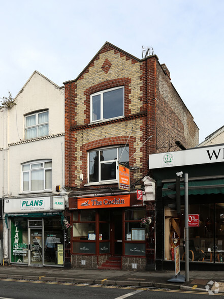 20 Godstone Rd, Caterham à louer - Photo du bâtiment - Image 2 de 3