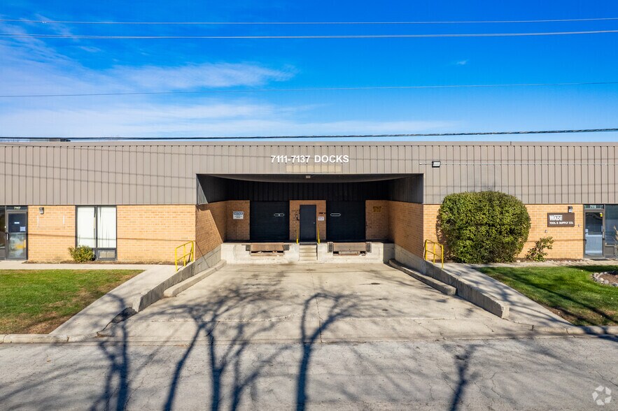 7111-7137 N Austin Ave, Niles, IL à louer - Photo du bâtiment - Image 3 de 5