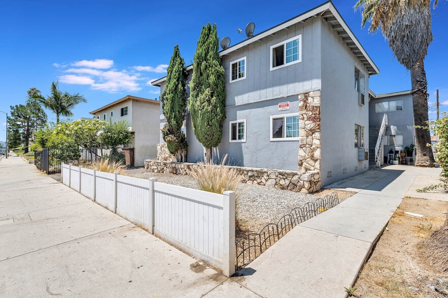 6925 Whitsett Ave, North Hollywood, CA for sale - Primary Photo - Image 1 of 3