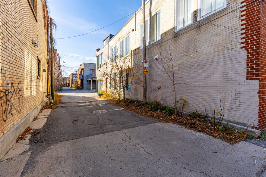 230 Rue Beaubien E, Montréal, QC for lease - Building Photo - Image 2 of 6