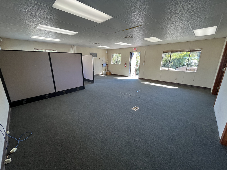 11452 East Bennett Rd, Grass Valley, CA for lease - Interior Photo - Image 2 of 4