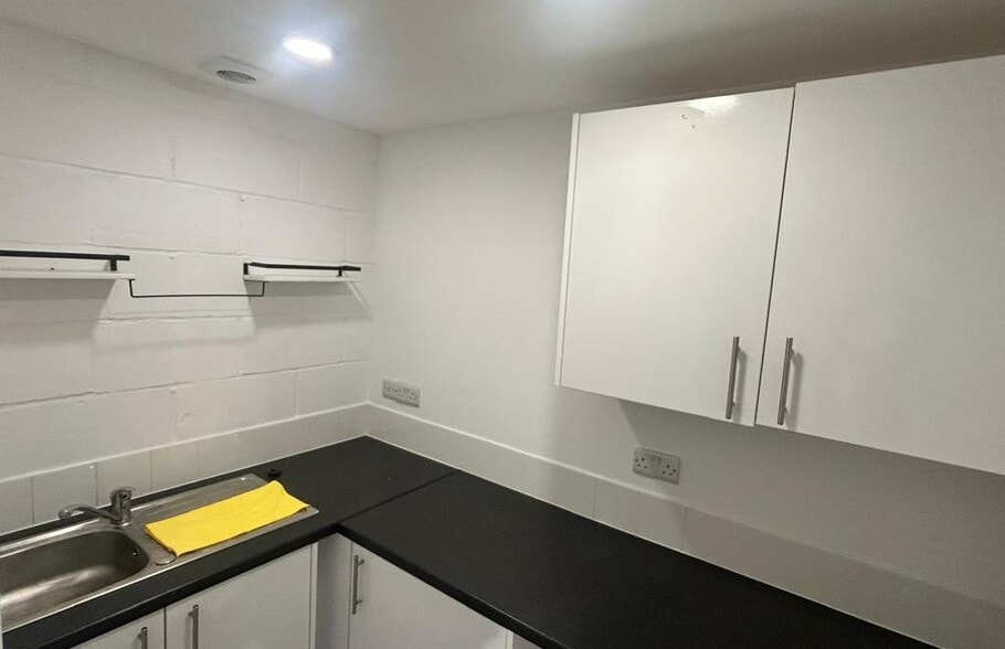 25 Knowl Piece, Hitchin for lease - Interior Photo - Image 3 of 3