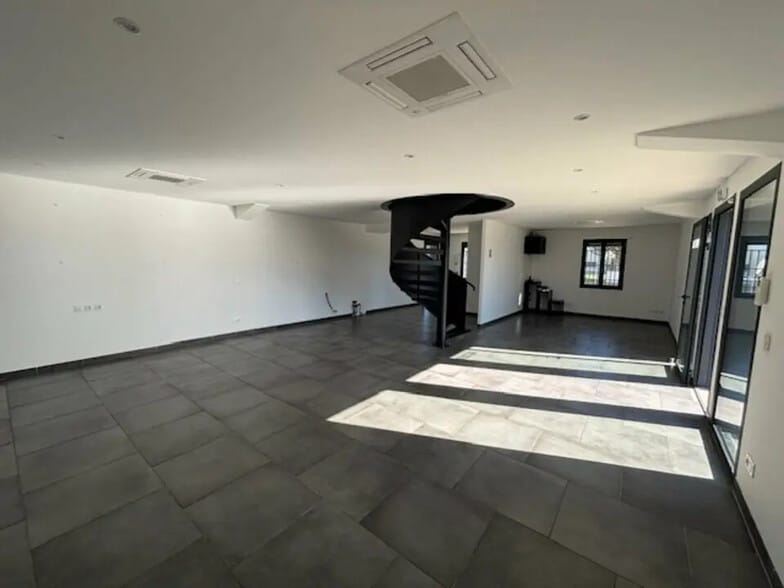 Flex in Nîmes for lease - Interior Photo - Image 3 of 12