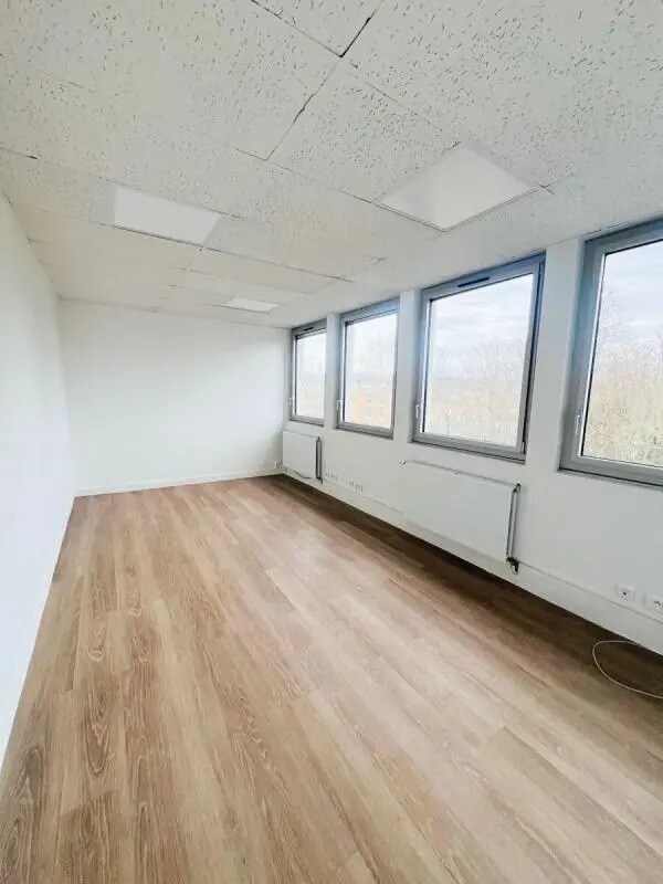 Industrial in Le Chesnay-Rocquencourt for lease Interior Photo- Image 1 of 13