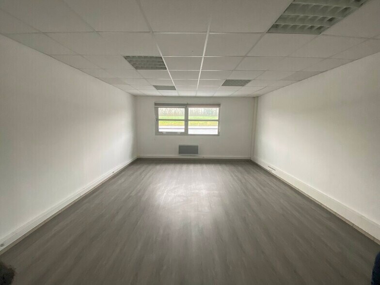 Flex in Chambly for lease - Interior Photo - Image 2 of 4