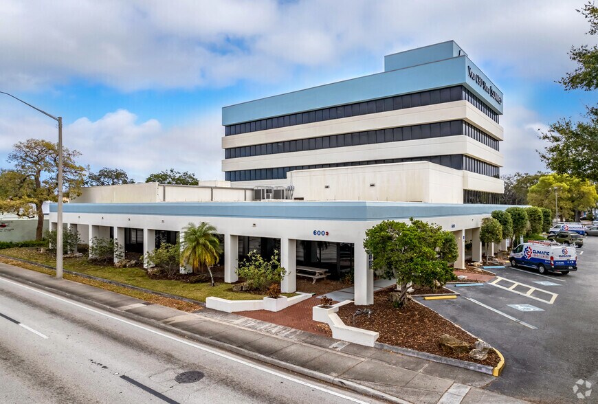 600 8th Ave W, Palmetto, FL à vendre - Photo du bâtiment - Image 3 de 23