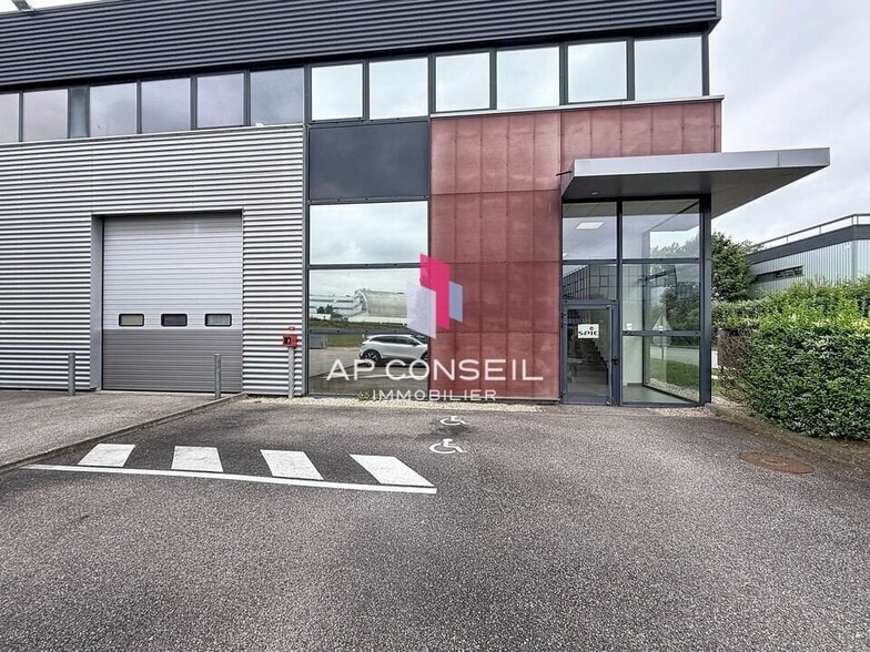 Flex in Élancourt for lease - Building Photo - Image 1 of 7