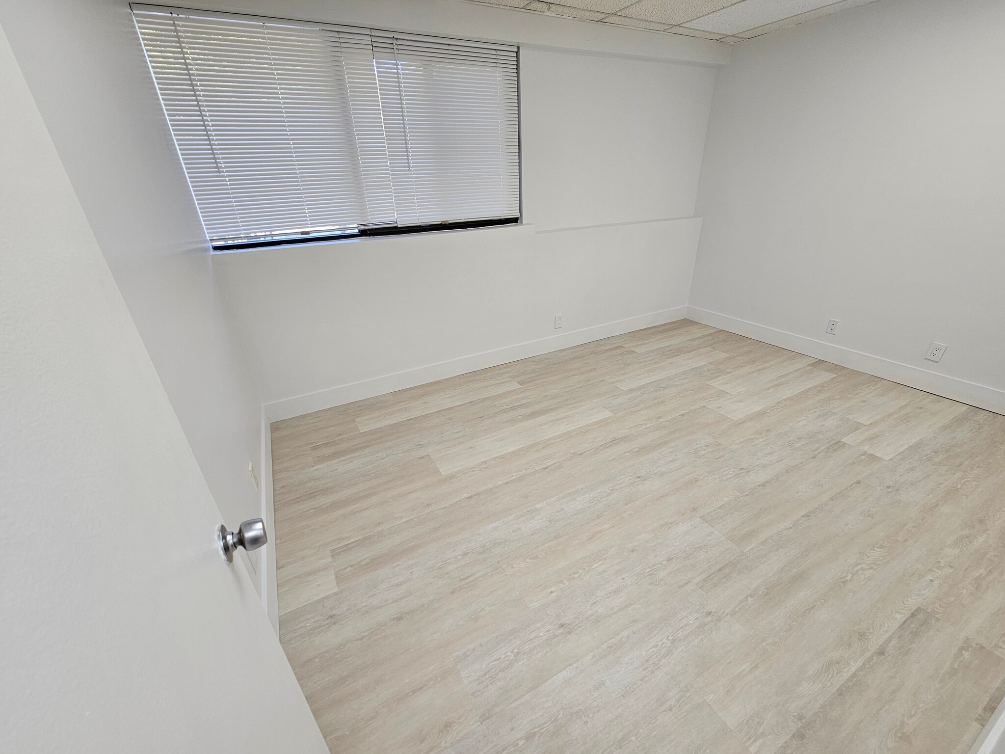 501 Golden Isles Dr, Hallandale Beach, FL à louer Photo intérieure- Image 1 de 2