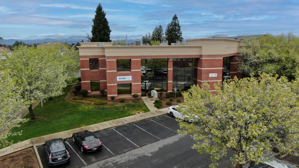 2195 Larkspur Ln, Redding, CA à vendre - Photo du bâtiment - Image 2 de 23