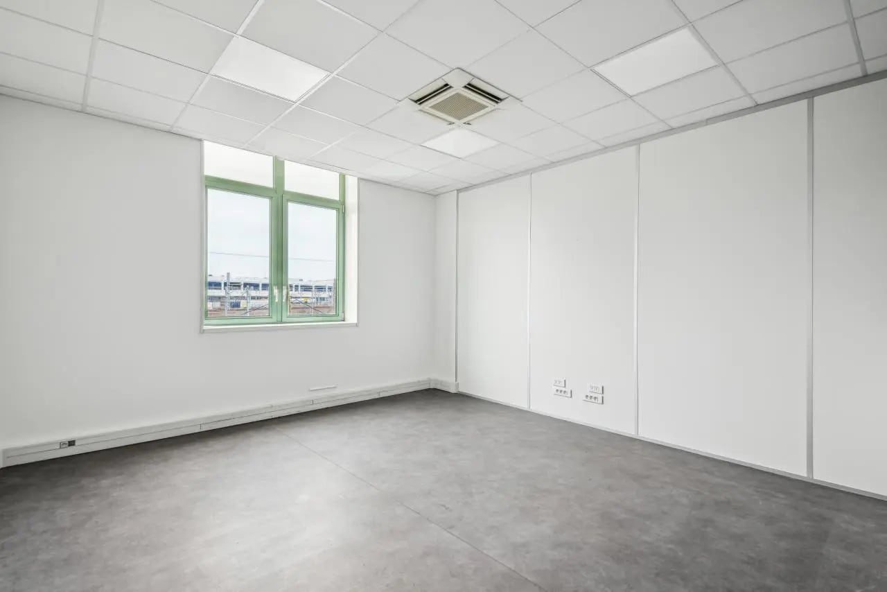 Office in Pantin for lease Interior Photo- Image 1 of 16