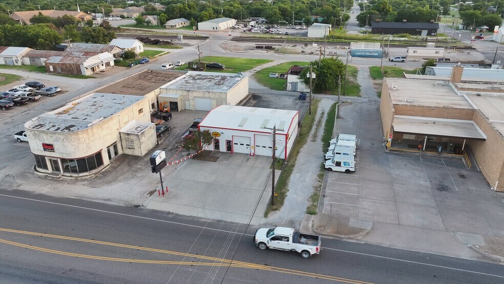 108 E Wise St, Bowie, TX à vendre - Vidéo sur l’inscription commerciale - Image 2 de 38