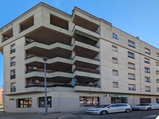 Plus de détails pour Multi-résidentiel à vendre