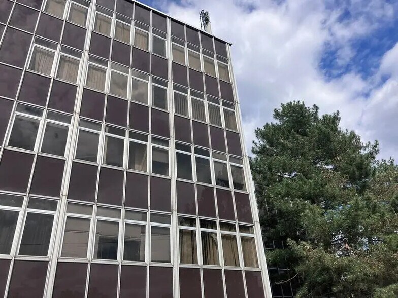 57-63 Rue Ernest Renan, Nanterre à louer - Photo du bâtiment - Image 1 de 19