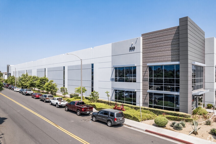 959 E 3rd St, Corona, CA for lease - Building Photo - Image 3 of 8