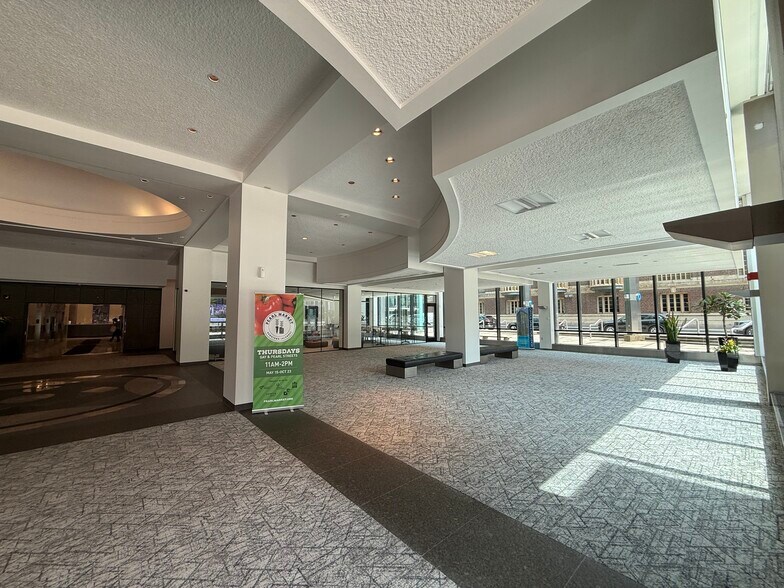 100 E Broad St, Columbus, OH à louer - Photo du bâtiment - Image 3 de 3