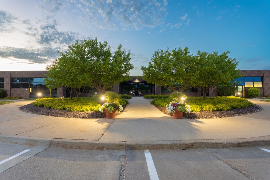 6800 Lake Dr, West Des Moines, IA à louer - Photo du bâtiment - Image 1 de 9