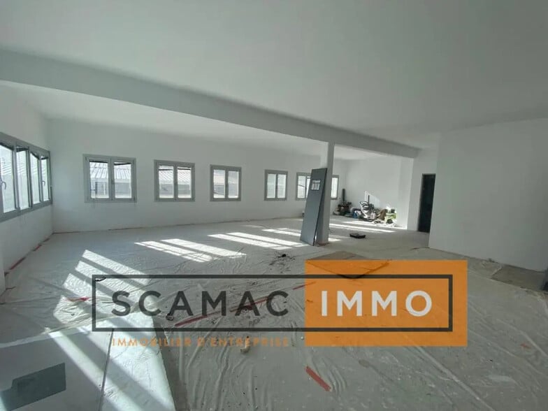 Flex in Marseille for lease - Interior Photo - Image 2 of 7