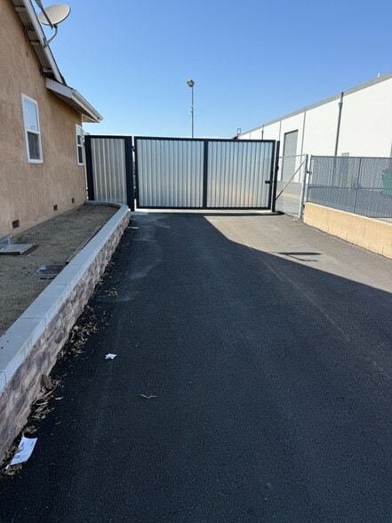 2831 E Coronado St, Anaheim, CA for lease - Building Photo - Image 3 of 7