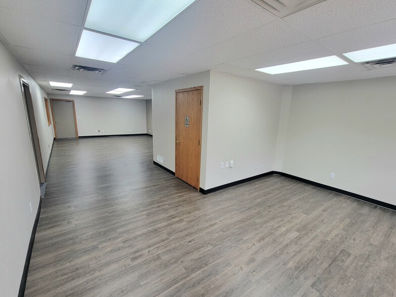 2210 Delaware St, Lawrence, KS for sale - Interior Photo - Image 3 of 6