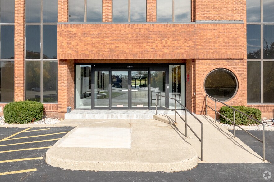 2115 Butterfield Rd, Oak Brook, IL à louer - Photo du bâtiment - Image 3 de 19
