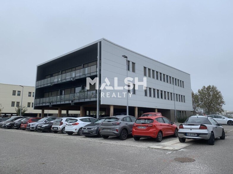 Office in Beynost for lease - Building Photo - Image 1 of 14