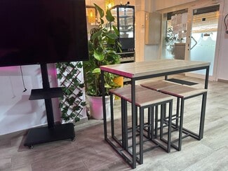 Plus de détails pour Commerce de détail à vendre