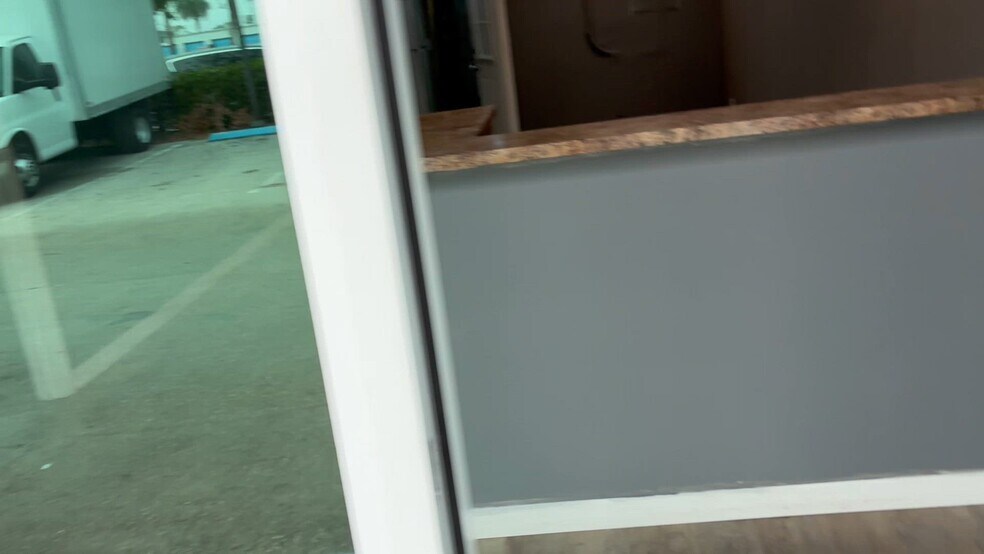 1092-1086 NE Industrial Blvd, Jensen Beach, FL à louer - Vidéo sur l’inscription commerciale - Image 2 de 15