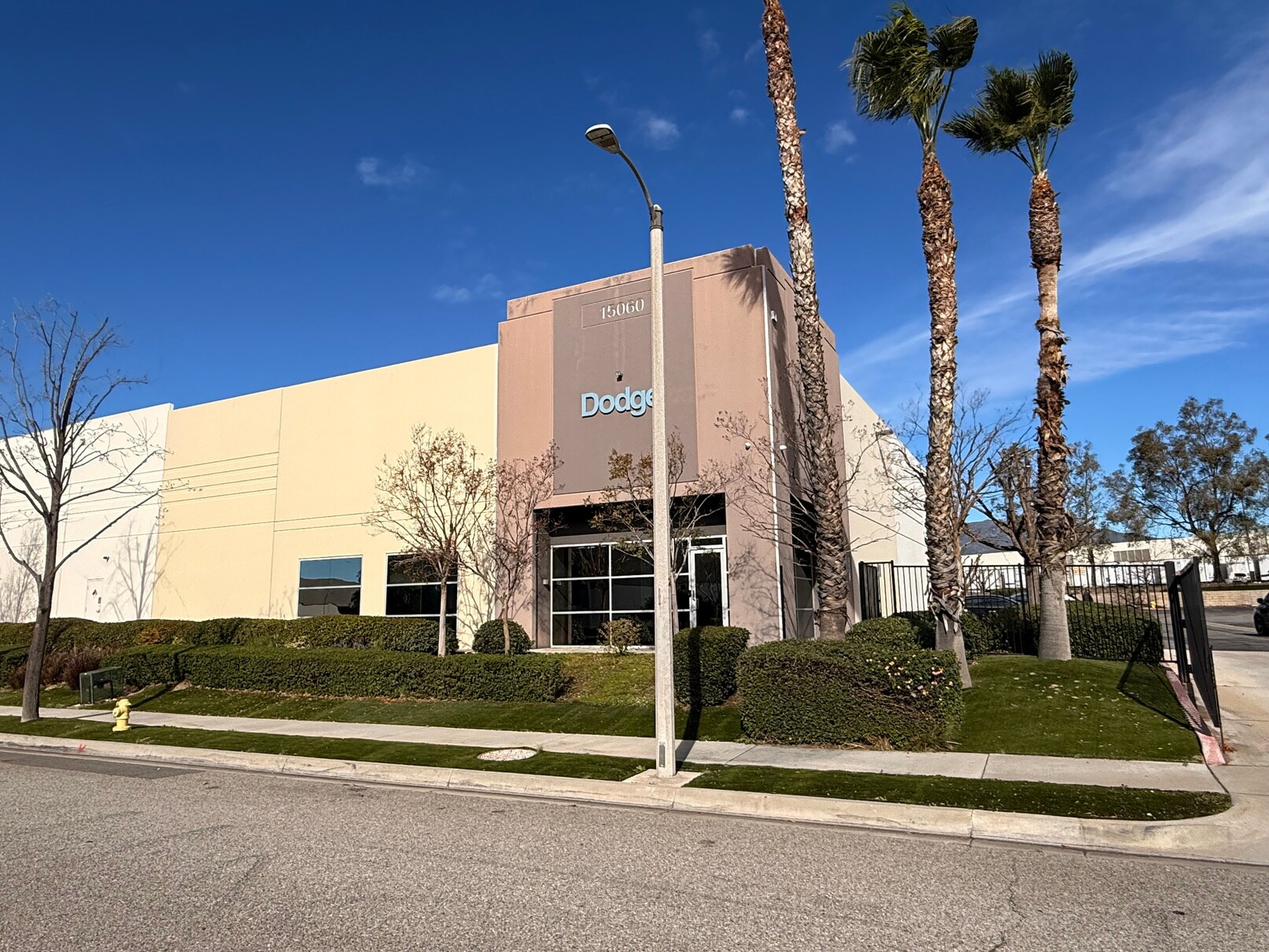 15060 Hilton Dr, Fontana, CA à vendre Photo du bâtiment- Image 1 de 8