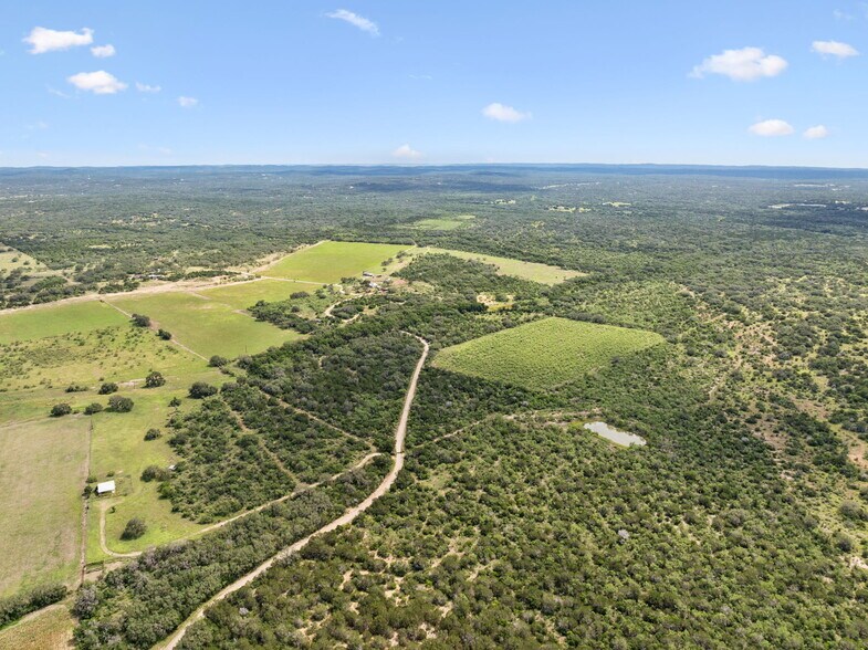 547 County Road 3401, Hondo, TX à vendre - Photo du bâtiment - Image 1 de 10