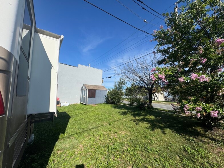 8 Iroquois St, Staten Island, NY for sale - Building Photo - Image 2 of 4