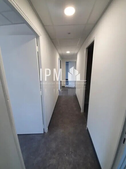 Office in Aubagne for lease - Building Photo - Image 3 of 3